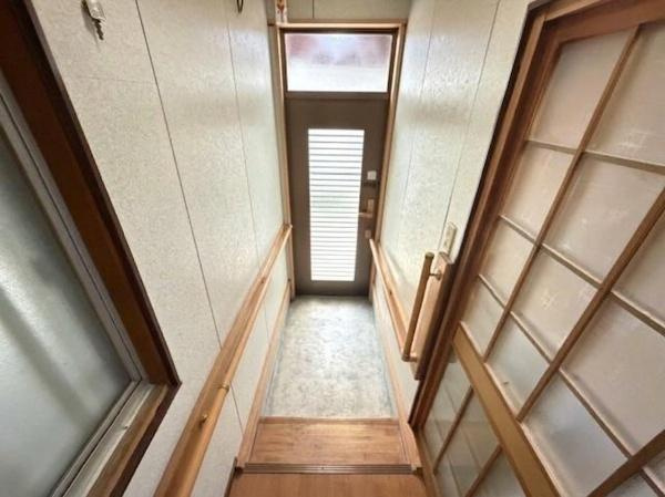 【玄関】 | ※AI加工によって室内の動産物は撤去しています。