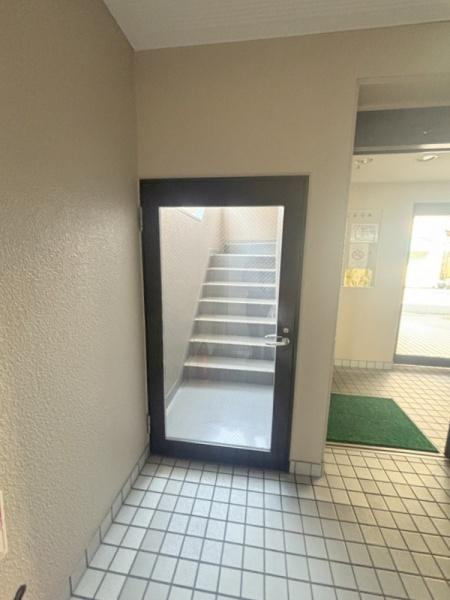港スカイハイツのエントランス