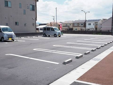 カランドリエの駐車場|車をお持ちの方に嬉しい駐車場付きの物件です