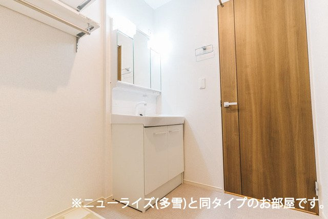 シャトー　ソレイユⅢ　Ｂの洗面所|明るい洗面所です