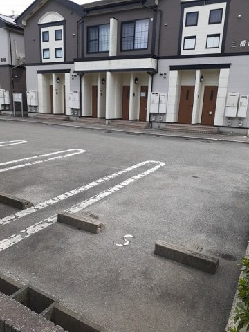 カーサ・ソレイユ三番館の駐車場