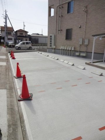 プリムローズ　Ｍの駐車場