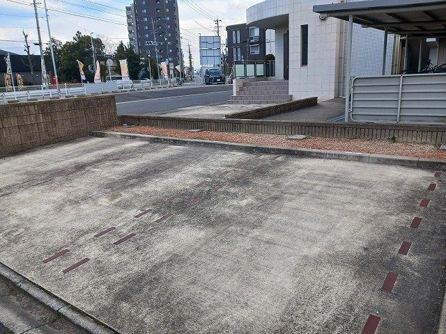 フルールの駐車場