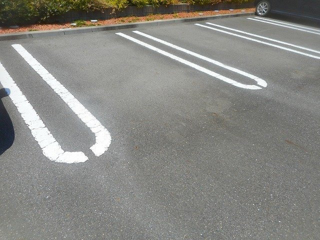 ファミ－ユ　マロミの駐車場