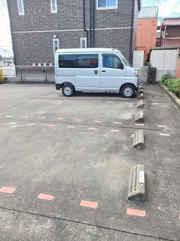 ドゥーハウスⅢの駐車場