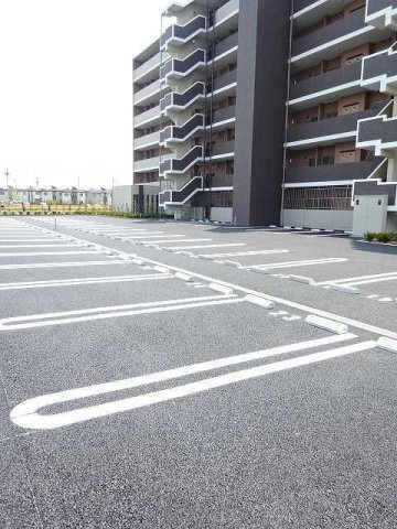 リベラ　サンリット　カーサの駐車場
