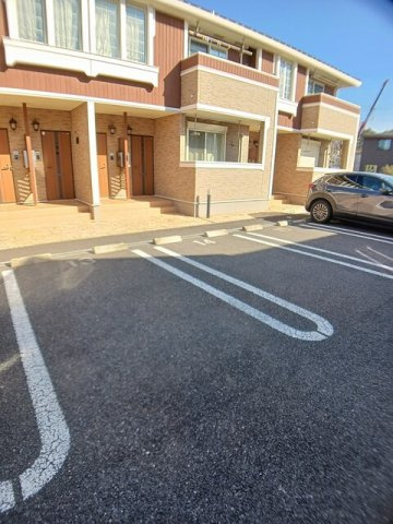 クラベール弐番館の駐車場