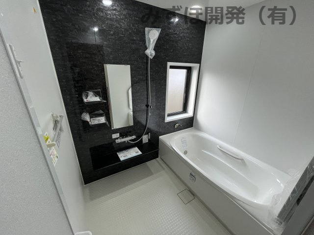 東根市本丸東9-45の浴室|新品のお風呂に入れ替えました。アクセントカラーのブラックがシックなニュアンスですね。