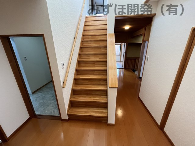 東根市本丸東9-45の内装|階段