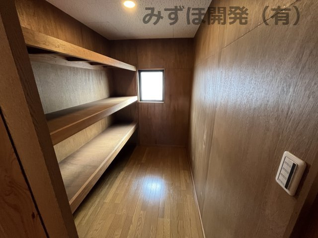 東根市本丸東9-45の収納|1階の納戸です。