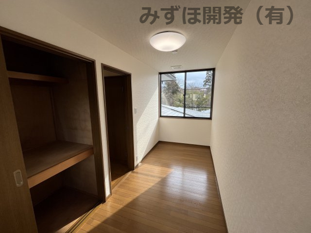 東根市本丸東9-45のその他|2階の書斎は５帖です。収納も多いですね。