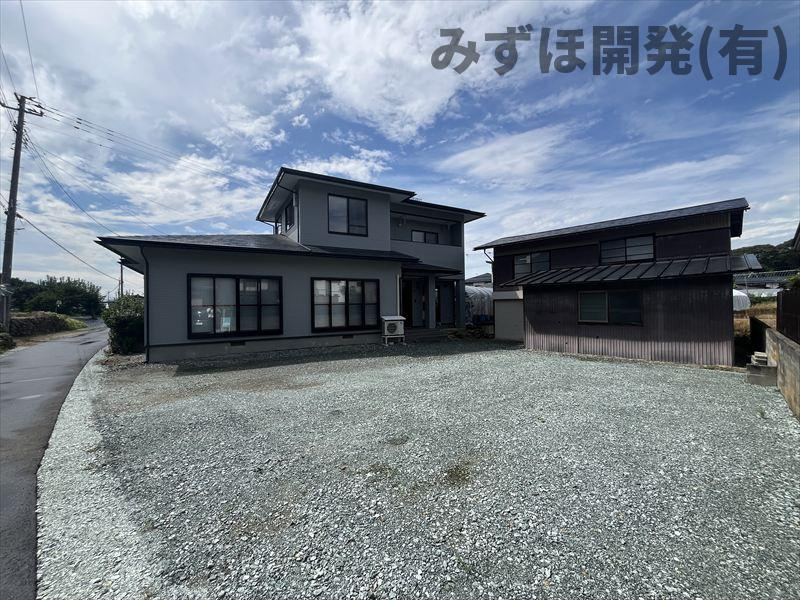 東根市本丸東9-45の駐車場|広々とした駐車場は6台駐車可能です。