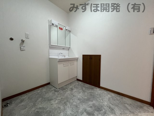 東根市本丸東9-45の独立洗面台|脱衣所のクッションフロアも交換済み、新品の三面鏡付き洗面台も設置致しました。