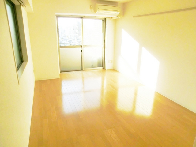 北斗ハイツ　北館の居間・リビング|2面採光でとても明るいお部屋です。