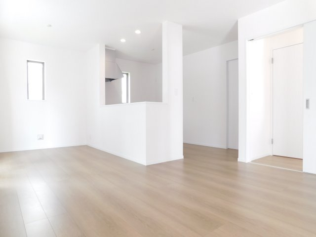 北名古屋市久地野河原の新築一戸建の居間・リビング|◇リビング◇　　南面で明るいリビング１５．０帖　リビングの様子が見渡せる対面キッチン♪