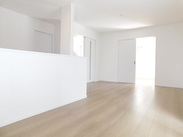 北名古屋市久地野河原の新築一戸建の居間・リビング|◇リビング◇　　南面で明るいリビング１５．０帖　隣の洋室と続き間で２０．２５帖の広さになります♪
