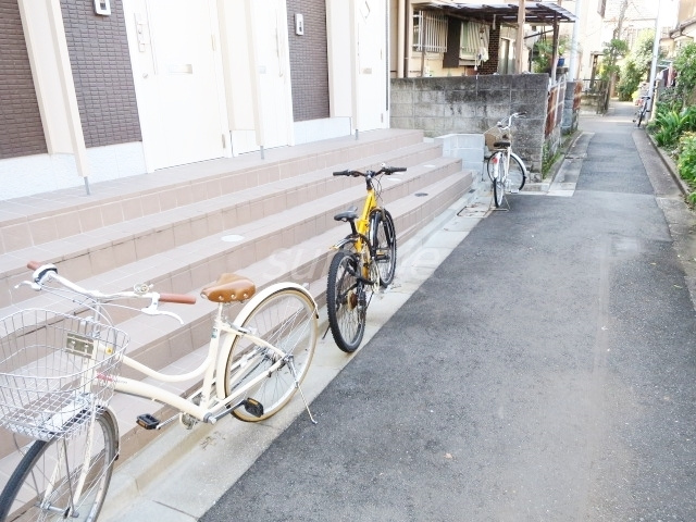 シャーメゾン赤羽のロビー|自転車は物件前に止めています！