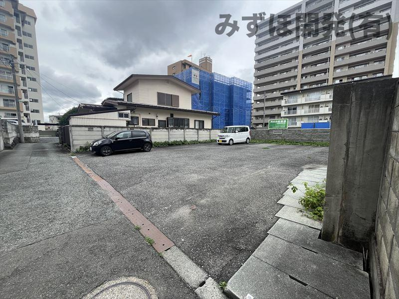 山形市十日町418-2(土地)の外観|敷地内に水路（暗渠）があります。写真右側の蓋掛けになっています。
