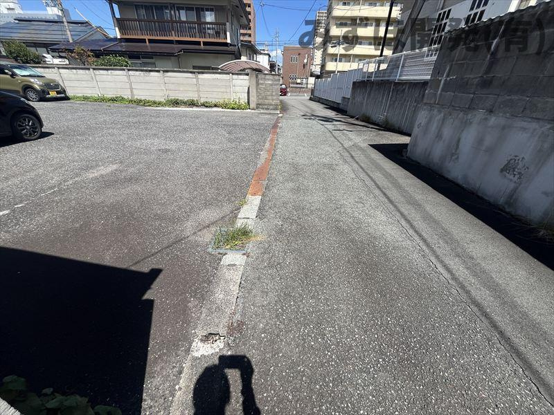 山形市十日町4丁目7番11号(土地)の前面道路含む現地写真|東側の前面道路は私道で、持分がございます。幅員は約3.1～3.8ｍです。