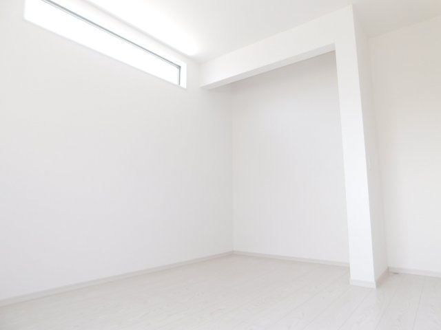 名古屋市中村区角割町４丁目の新築一戸建の洋室|◇洋室◇　　明るい洋室５．２帖　収納スペース完備！