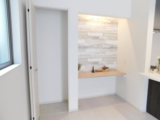 名古屋市中村区角割町４丁目の新築一戸建の居間・リビング|◇スタディカウンター◇　　お子様の勉強やワークスペースに利用できるカウンターとリビングがスッキリと片付く収納完備！