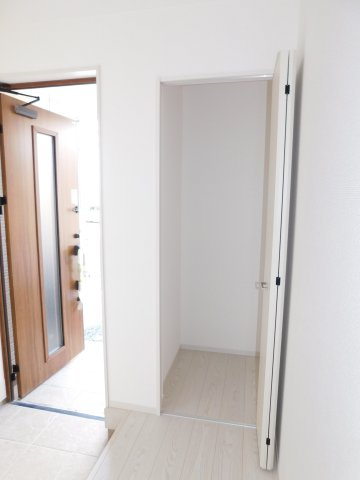 名古屋市中村区角割町４丁目の新築一戸建の収納|◇玄関ホール収納◇　　アウトドア用品や遊具などがしまえる収納完備！