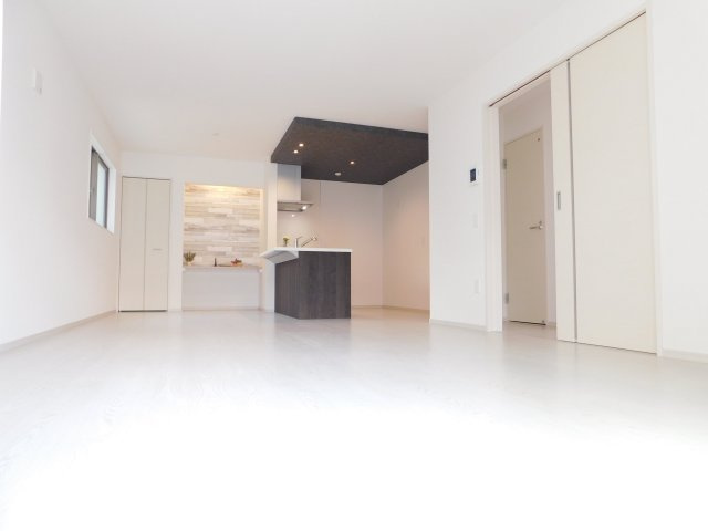 名古屋市中村区角割町４丁目の新築一戸建の居間・リビング|◇リビング◇　　明るく広いリビング１８．７帖　カウンター＋収納付き♪