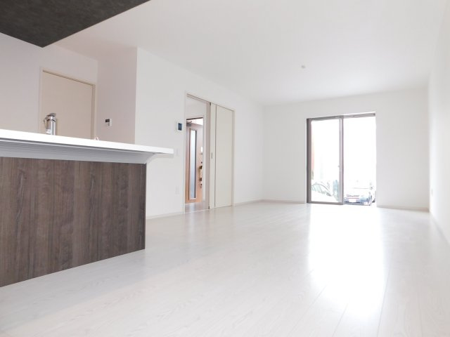 名古屋市中村区角割町４丁目の新築一戸建の居間・リビング|◇リビング◇　　明るく広いリビング１８．７帖　インテリアプランが考えやすいワイドなリビング♪