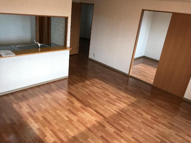 ディア　エスタシオンの居間・リビング|間口が広く家具配置もしやすいです