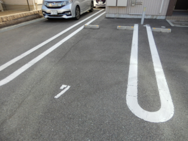 ヴェルジュール佐土の駐車場