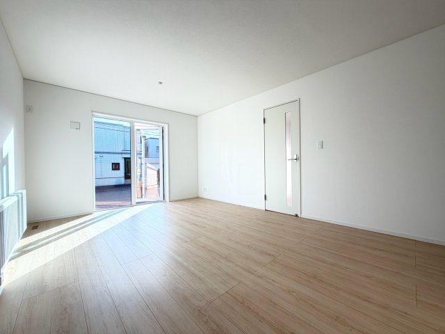 【新築戸建】札幌市西区八軒7条西2丁目4棟の居間・リビング|リビングが見渡せる対面キッチンを採用。内装(壁・床・建具)は白を基調とし、明るい雰囲気となっています。(同仕様物件)