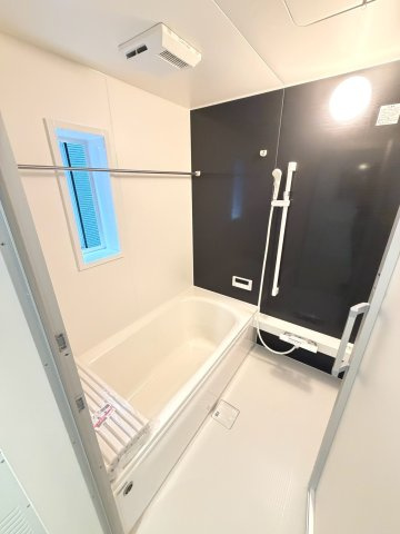【新築戸建】札幌市西区八軒7条西2丁目4棟の浴室|追焚機能はもちろん、浴室乾燥・暖房・涼風機能完備しています。窓があり換気もできます。(同仕様物件)