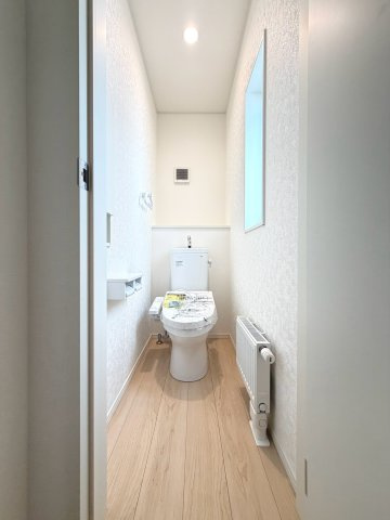 【新築戸建】札幌市西区八軒7条西2丁目4棟のトイレ|1階・2階に温水洗浄便座を設置。センサーによる便ふたオート開閉機能により、手を触れることがなく快適で衛生面にも配慮されています。(同仕様物件)