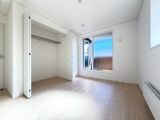 【新築戸建】札幌市西区八軒7条西2丁目4棟の洋室|2階洋室にはルーフバルコニーが設置されています。(同仕様物件)