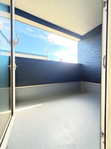 【新築戸建】札幌市西区八軒7条西2丁目4棟のバルコニー|屋根付きで、雨や雪が入りにくいルーフバルコニーを採用しています。洗濯物を干すスペースとしてはもちろん、椅子を置いてゆったりとくつろげる広さを確保。開放感のあるひとときを楽しめます。(同仕様物件)