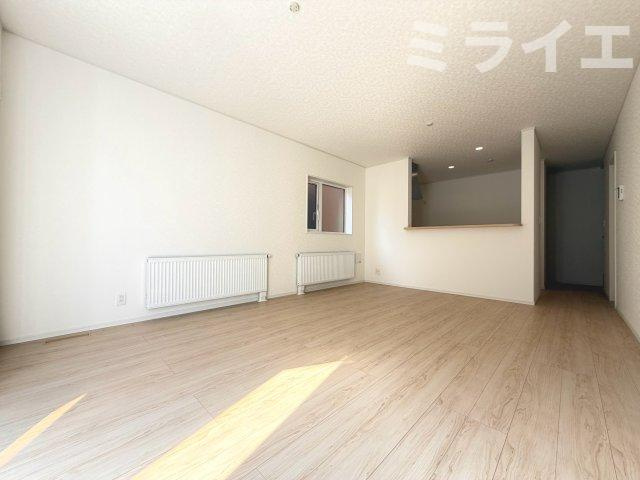【新築戸建】札幌市西区八軒7条西2丁目4棟の居間・リビング|リビングが見渡せる対面キッチンを採用。内装(壁・床・建具)は白を基調とし、明るい雰囲気となっています。(同仕様物件)