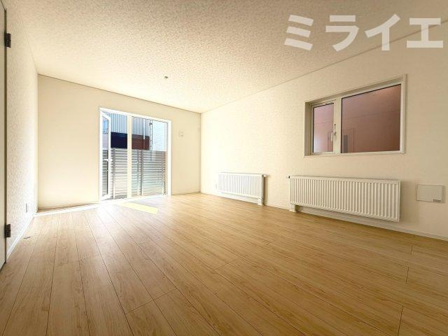 【新築戸建】札幌市西区八軒7条西2丁目4棟の居間・リビング|リビングが見渡せる対面キッチンを採用。内装(壁・床・建具)は白を基調とし、明るい雰囲気となっています。(同仕様物件)