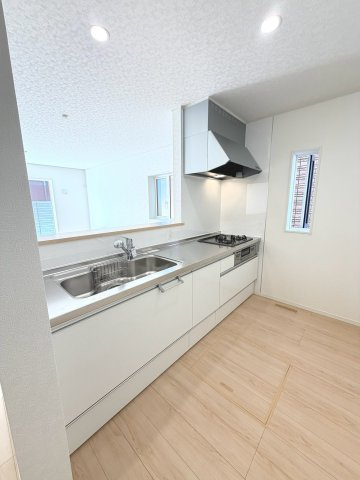 【新築戸建】札幌市西区八軒7条西2丁目4棟のキッチン|広々システムキッチンは、シンク・調理部分だけではなく、小物から大きな調理器具まで収納でき、出し入れもスムーズな収納充実プランを採用。食洗器設置可能。床下収納あり。(同仕様物件)