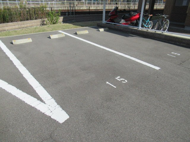 グランディール　サクラ　１番館の駐車場