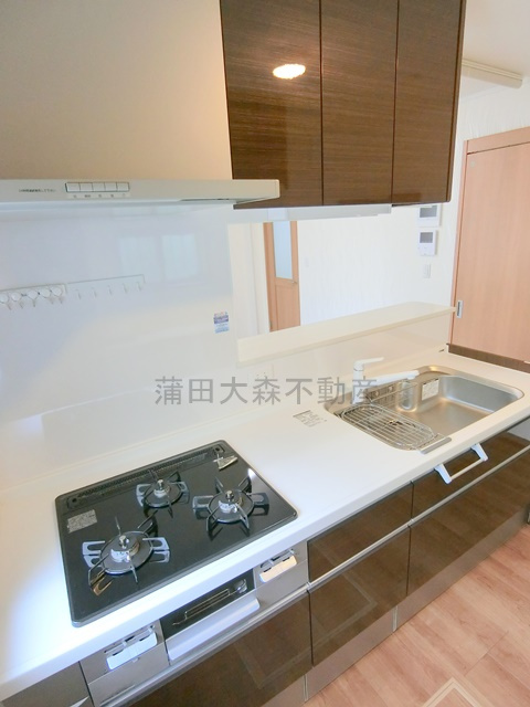 千鳥1丁目貸家のキッチン|グリル付き３口ガスコンロのカウンター式システムキッチン