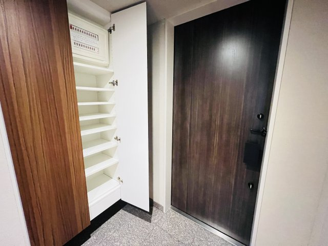 収納力のあるシューズボックスつきの玄関です
※居住中の為過去写真参照
