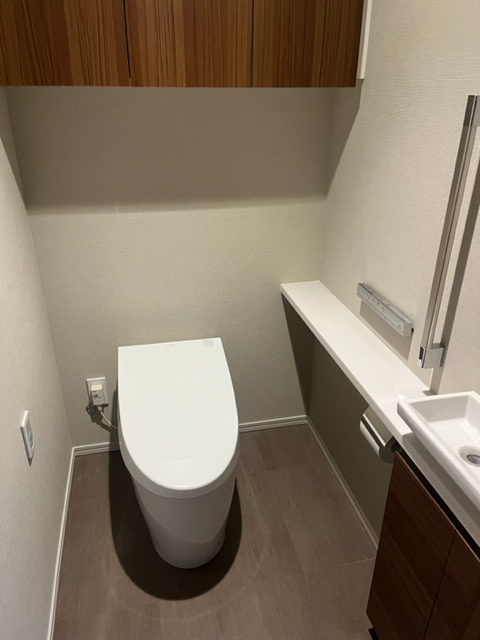 奥行があり清潔感のあるタンクレストイレです
※居住中の為過去写真参照
