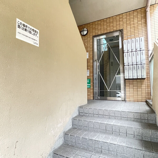 【エントランス】 | 秀明館
