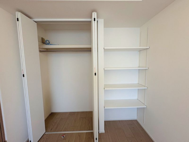 エンゼルハイム立石第3の収納|洋室1のクローゼットにLAN配線を集合。各部屋で有線LAN 利用可能