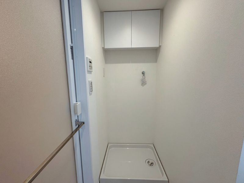 エンゼルハイム立石第3の洗面所|洗濯機上の空間を有効活用できる吊戸棚