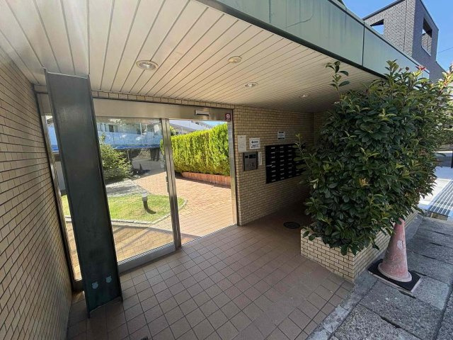 プリオーレ美山台壱番館のエントランス