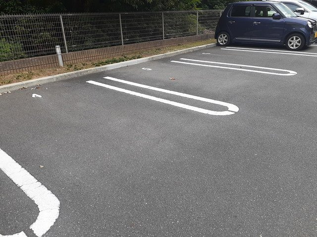 【駐車場】 | ネオ・シルフィール | 駐車場に車を止められます