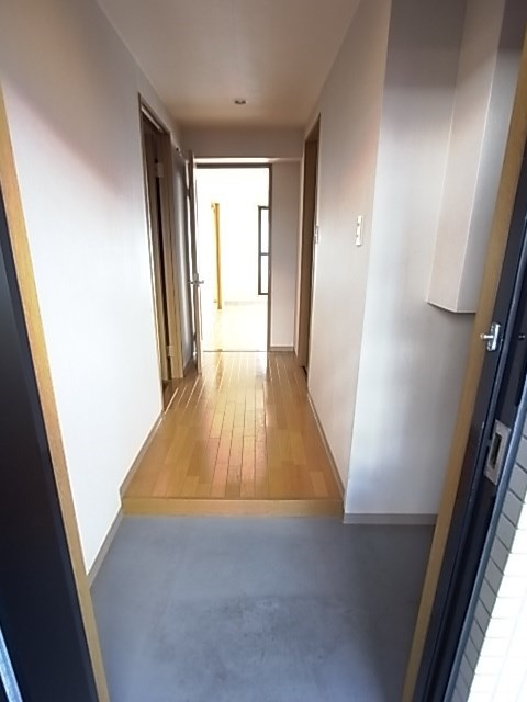 エクリュⅡの玄関