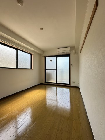大阪市中央区谷町７丁目の賃貸マンションの居間・リビング