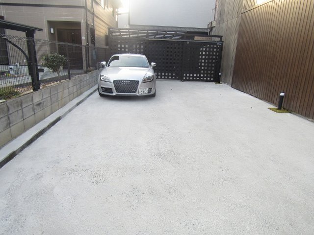 メゾンド蔵大手町の駐車場